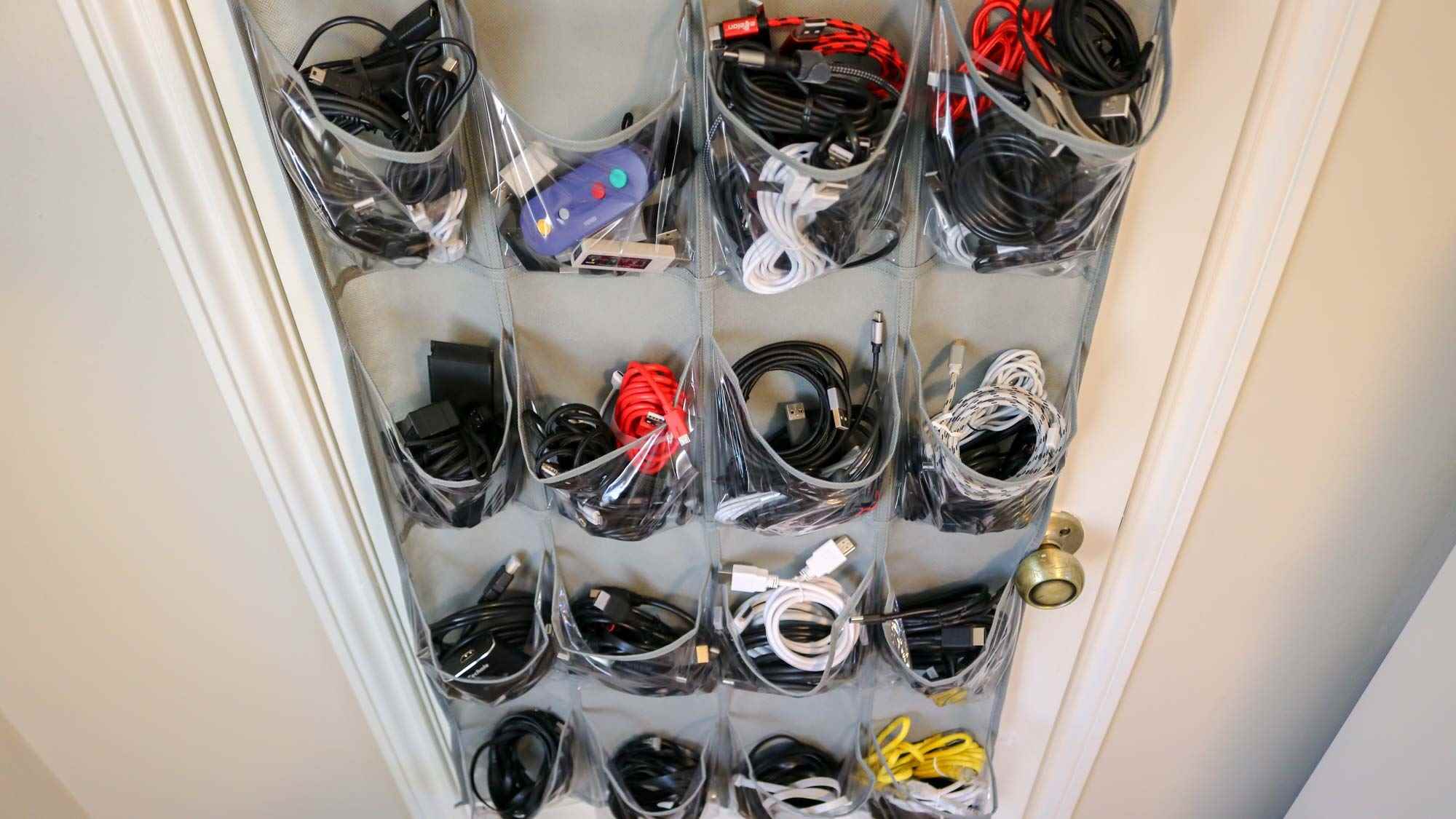 Kapı üstü ayakkabı rafında türe göre düzenlenmiş kablolar