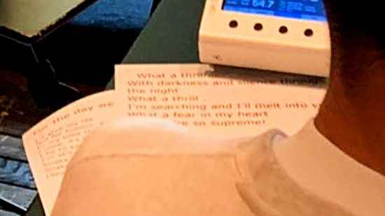 MGS 3 - Donna Burke'den bir masanın üzerine bırakılan bir kağıt parçası üzerinde MGS3 teması 'Snake Eater'ın sözlerini içeren bir tweet'in yakın çekimi