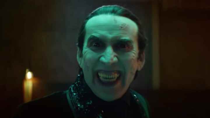 Nicolas Cage, Renfield'da Drakula olarak gülümsüyor.