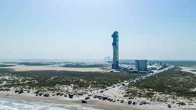 Fırlatmadan bir gün önce uzay limanında 120 metrelik bir SpaceX Starship roketi.  SpaceX, Teksas'tan fotoğraflar paylaşıyor