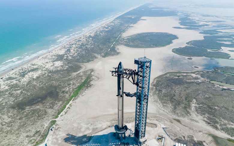 Fırlatmadan bir gün önce uzay limanında 120 metrelik bir SpaceX Starship roketi.  SpaceX, Teksas'tan fotoğraflar paylaşıyor