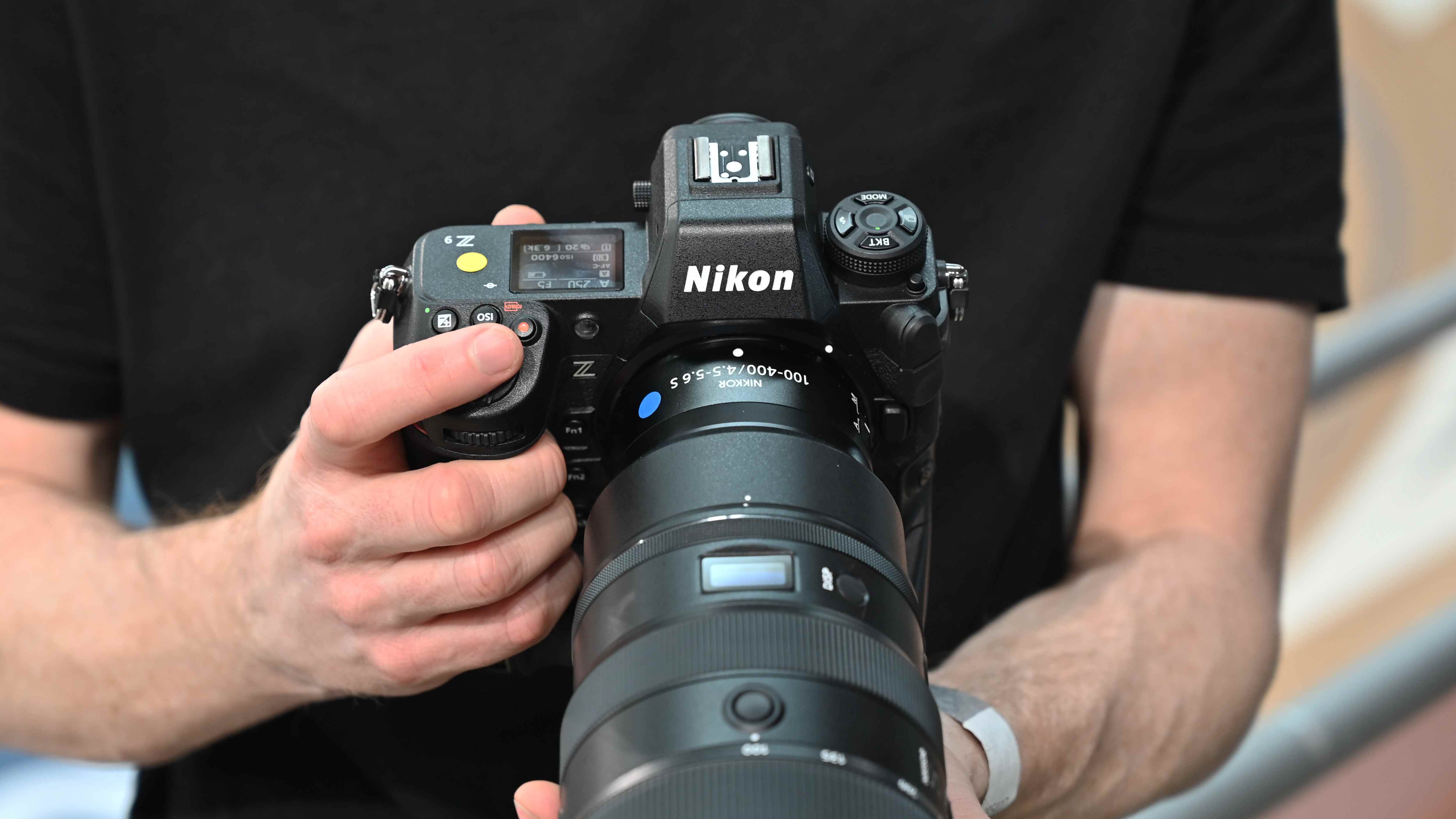 Nikon Z9 aynasız fotoğraf makinesini tutan eller