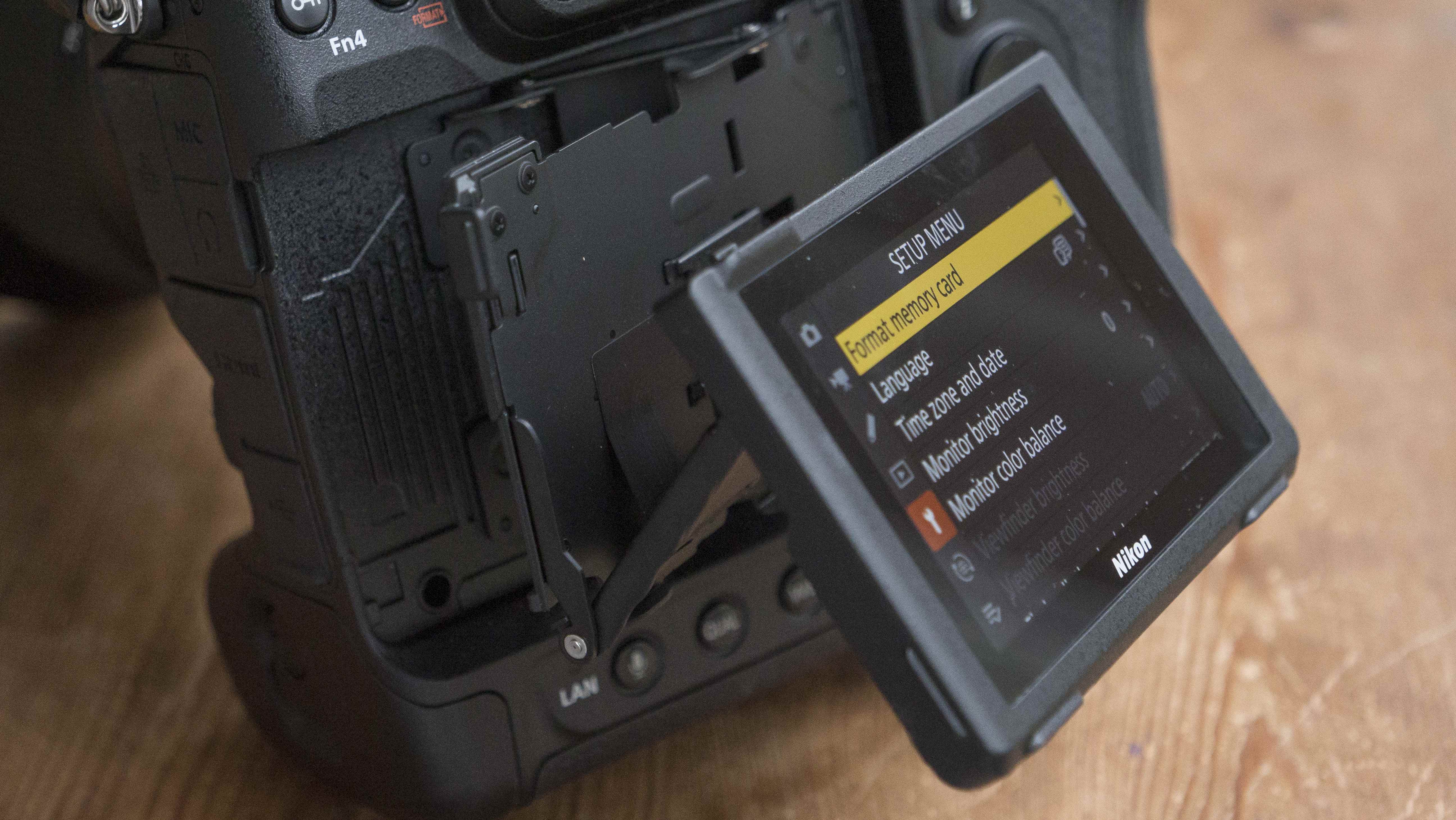 Nikon Z9 fotoğraf makinesinden eğilebilir ekran