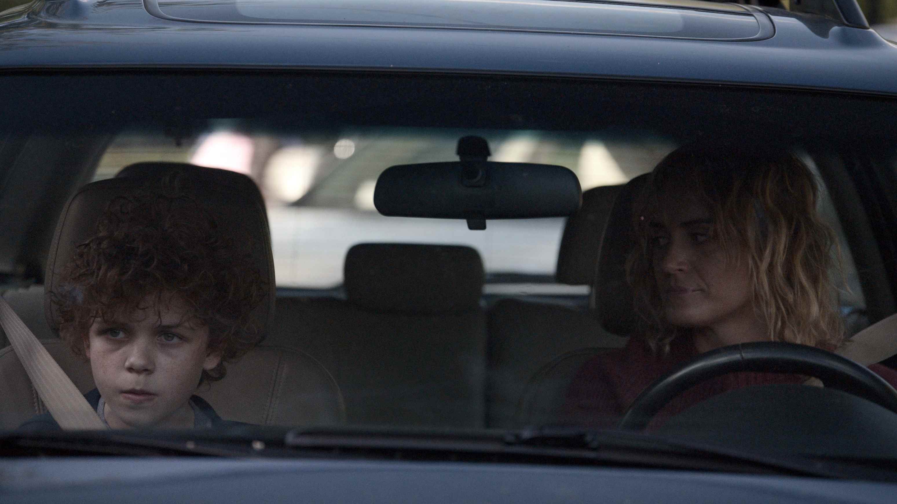 Lacey, Dear Edward'da bir arabada otururken Edward'a bakıyor.