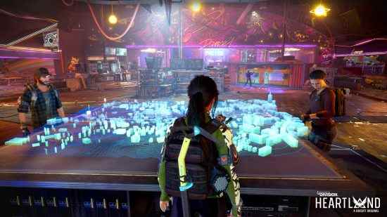 The Division Heartland - üç kişi, üzerinde Silver Creek haritasını gösteren 3D dijital projeksiyon bulunan büyük bir savaş masasının etrafında duruyor