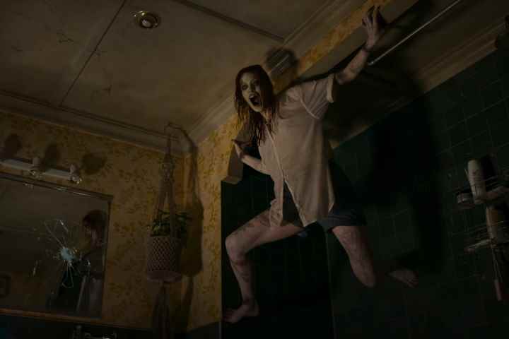 Undead Ellie, Evil Dead Rise'da banyosunun tavanına yakın duruyor.