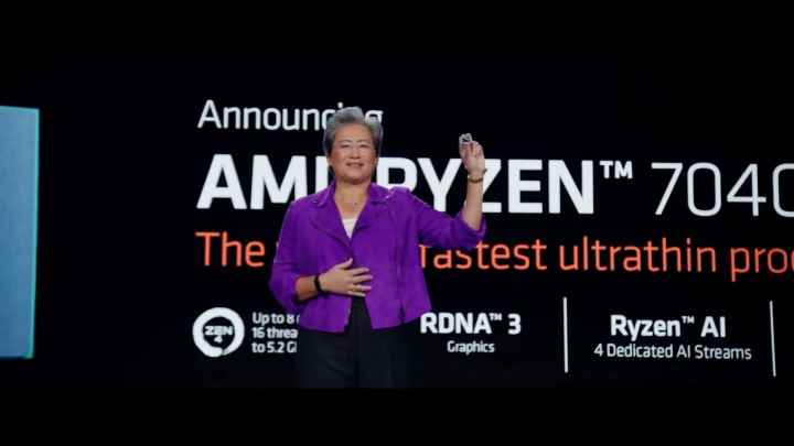 Ryzen 7040 serisi işlemciyi elinde tutan AMD CEO'su.