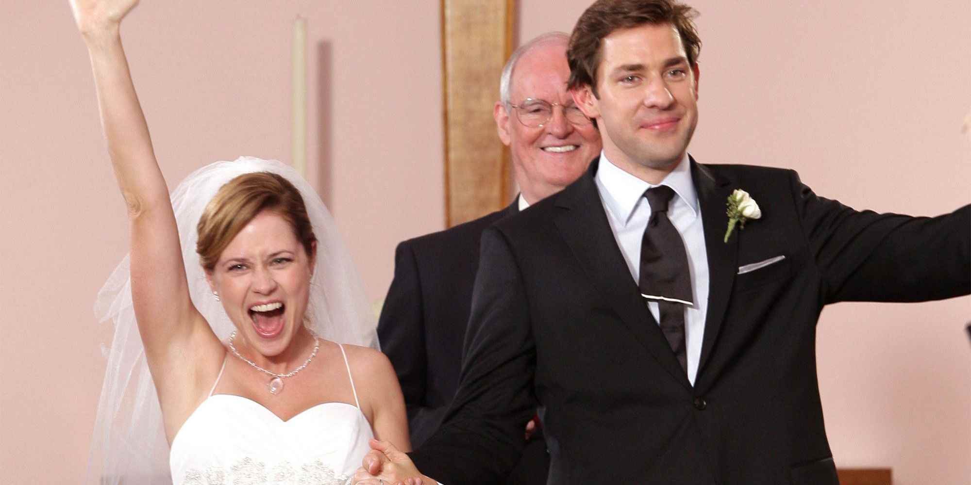 Jim ve Pam, The Office'teki düğünlerinde gülümsüyor