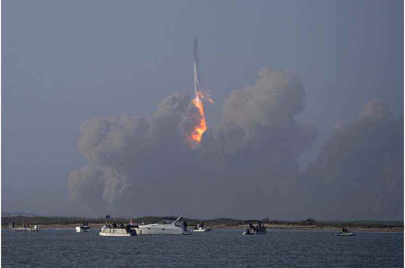 SpaceX dev roketi Teksas'tan fırlatıldıktan birkaç dakika sonra patladı