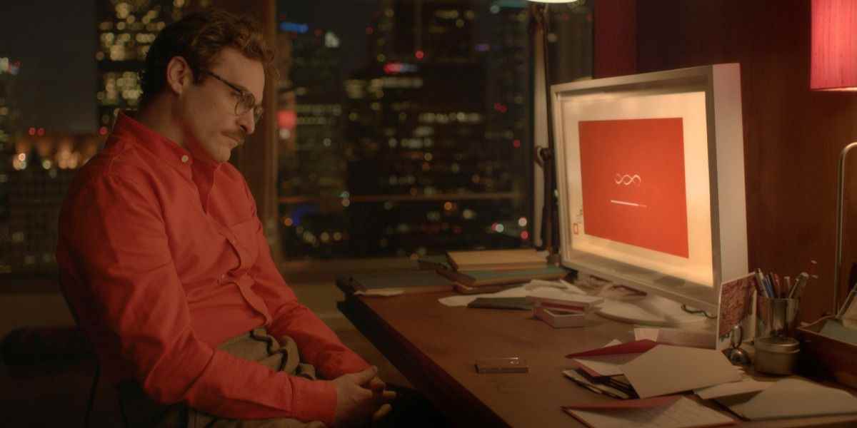 Joaquin Phoenix üzgün üzgün bir bilgisayarın önünde oturuyor