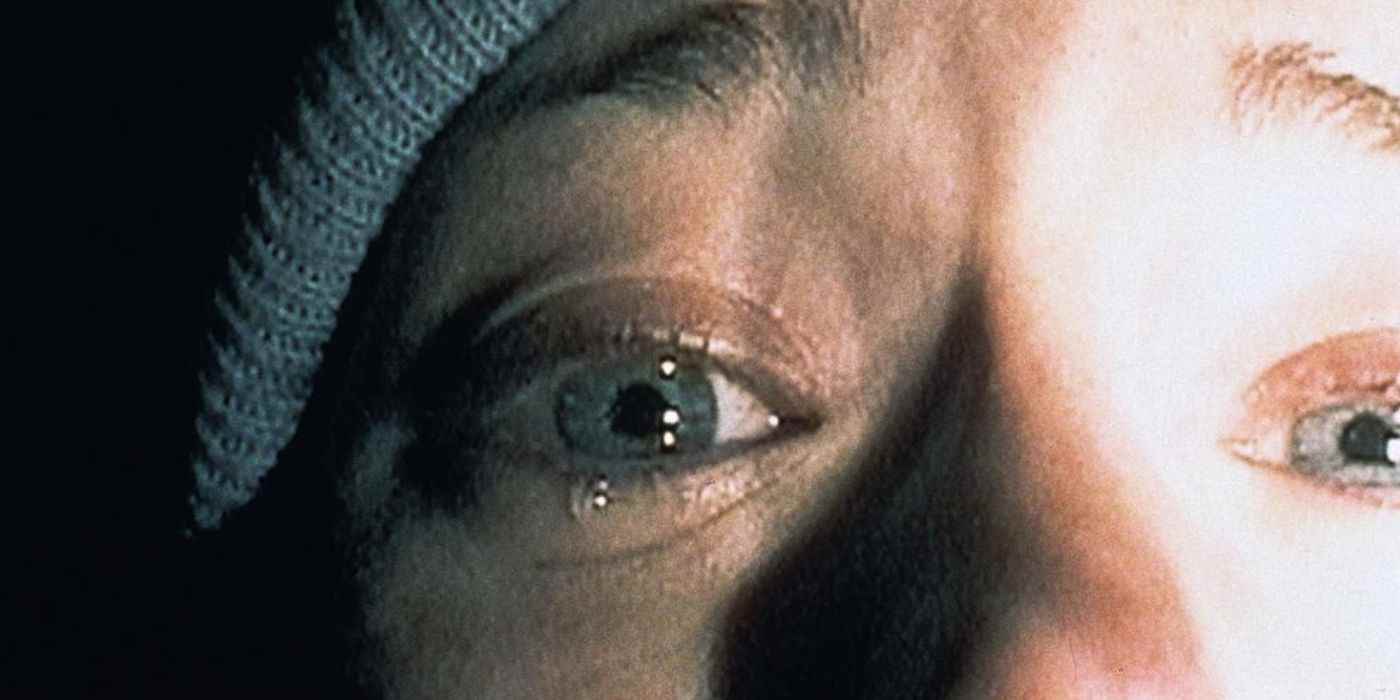 Blair Witch Projesi'nden bir kamera tutarken ağlayan bir kadın 