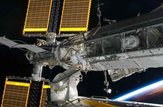 NASA astronotu Steve Bowen uzay yürüyüşü yapıyor. 