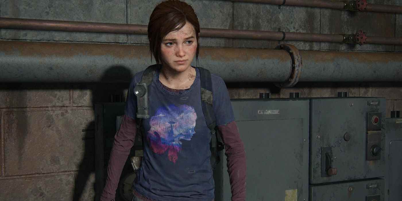 Last of Us Part 1 Ellie, üzerinde Horizon Zero Dawn grafiği olan bir tişört giyerek kanalizasyon tünellerinde