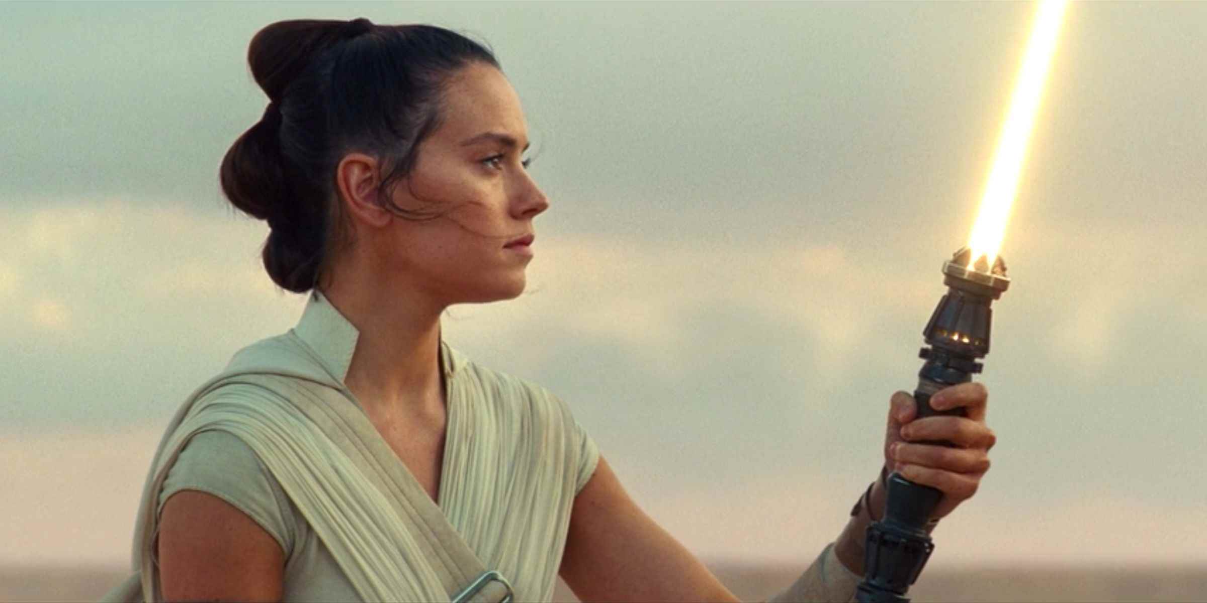 Rey, The Rise of Skywalker'da sarı ışın kılıcıyla.