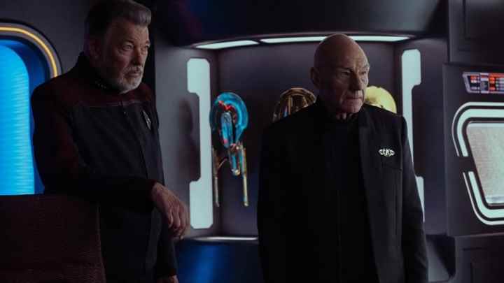 Picard ve Star Trek: Picard'dan bir sahnede bir şeye bakan başka bir karakter.