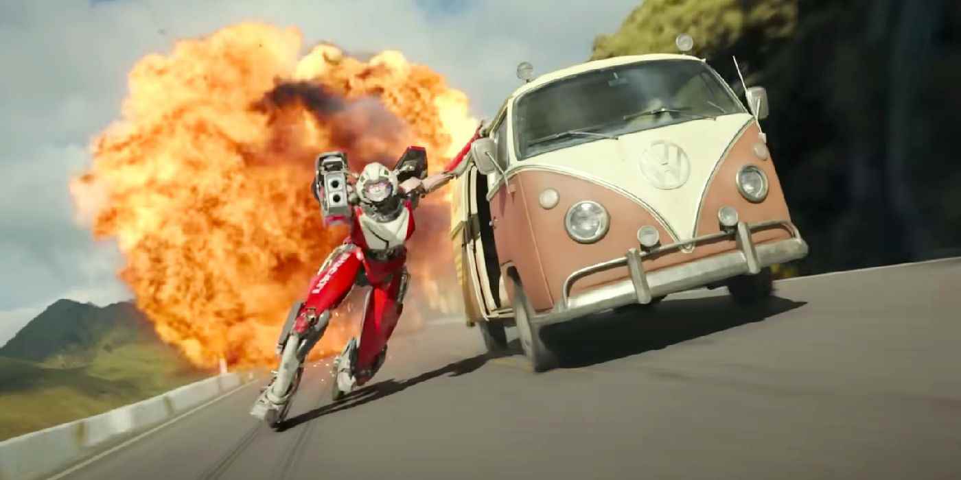 Transformers Rise of the Beasts'te Arcee bir silahı doğrultup bir arabayı tutuyor.