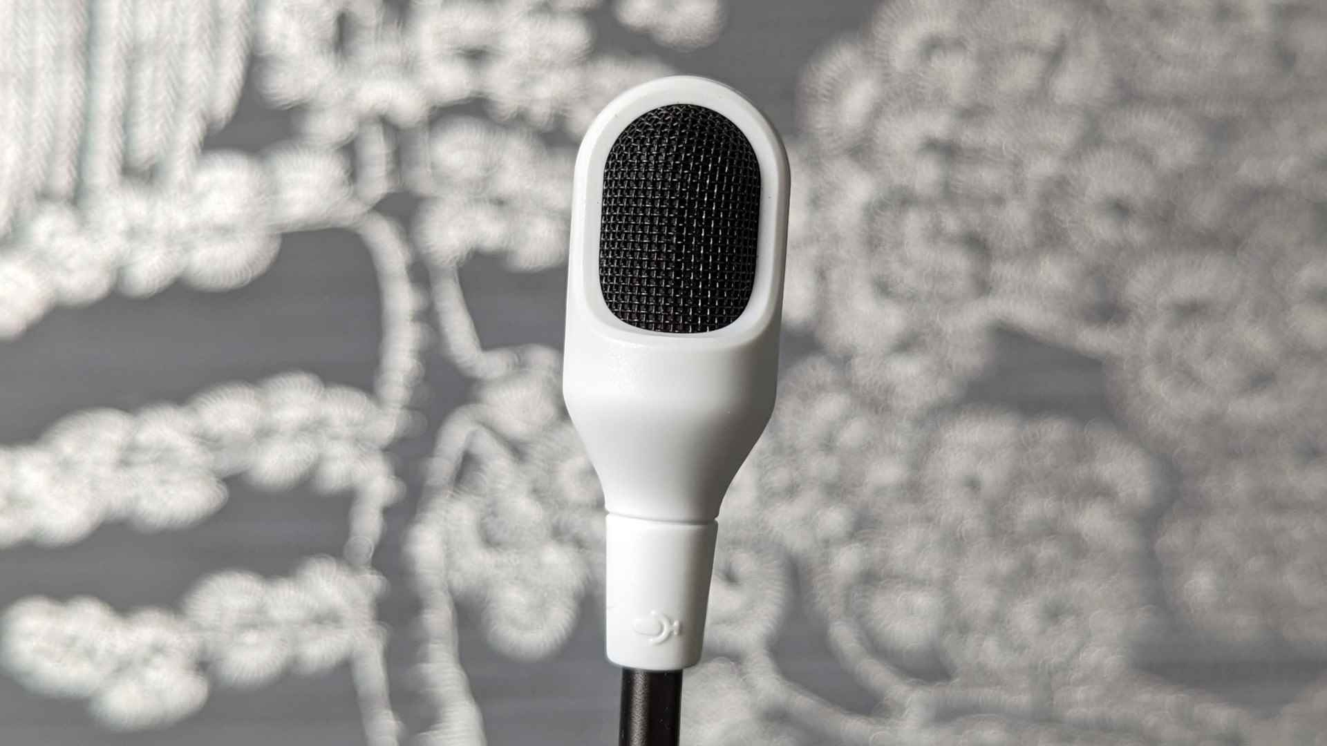 Razer BlackShark V2 Pro incelemesi: Gümüş grisi arka plana karşı bir mikrofon kapsülü