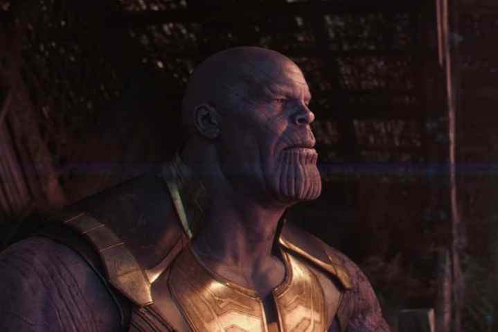 Thanos, Yenilmezler: Sonsuzluk Savaşı'nın sonunda batan güneşe bakıyor.