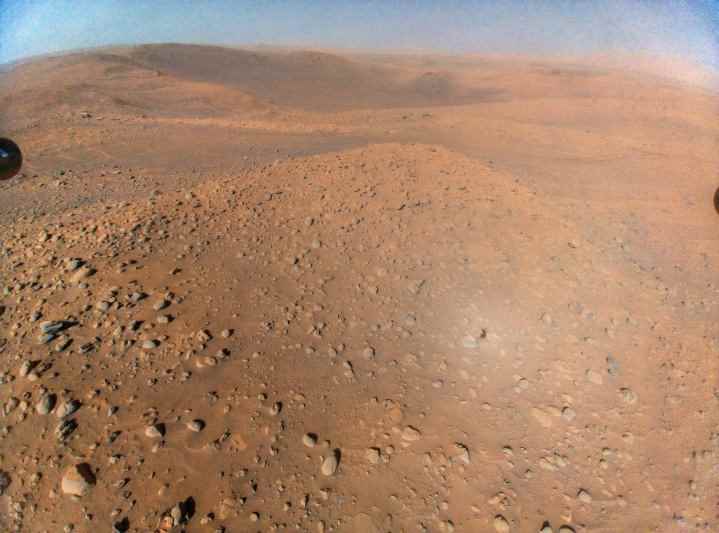Sol üstte Perseverance gezicisinin göründüğü, marifetli helikopter tarafından havadan çekilmiş bir Mars görüntüsü.