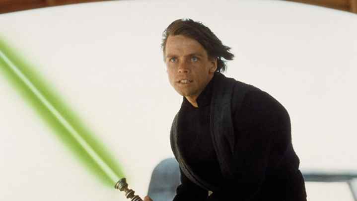 Luke Skywalker, RotJ'de imzası olan yeşil ışın kılıcını kullanıyor.