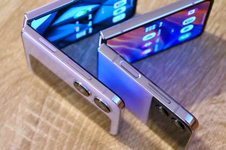 Samsung Galaxy Z Flip 4 ve Oppo Find N2 Flip bir masanın üzerinde yarı katlanmış durumda.