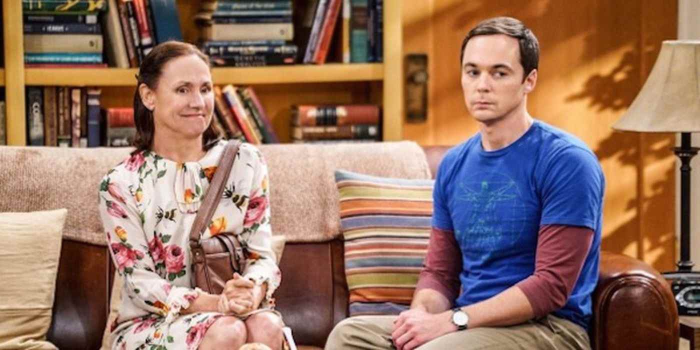 Sheldon annesiyle Big Bang Theory'de oturuyor