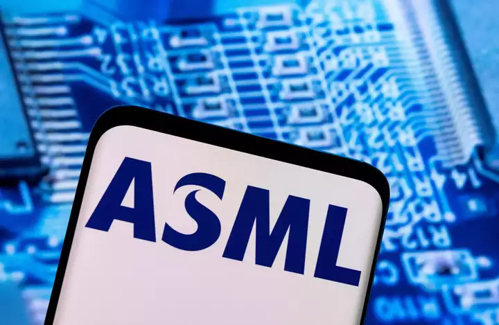 ASML tahminleri aşıyor, ancak bazı yonga üreticilerinin temkinli olduğunu görüyor