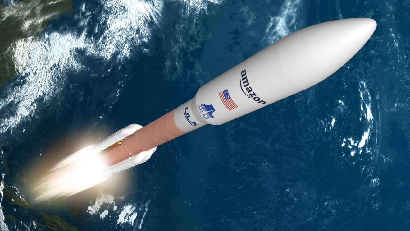 Bir roket, Amazon Uydularını yörüngeye taşır.