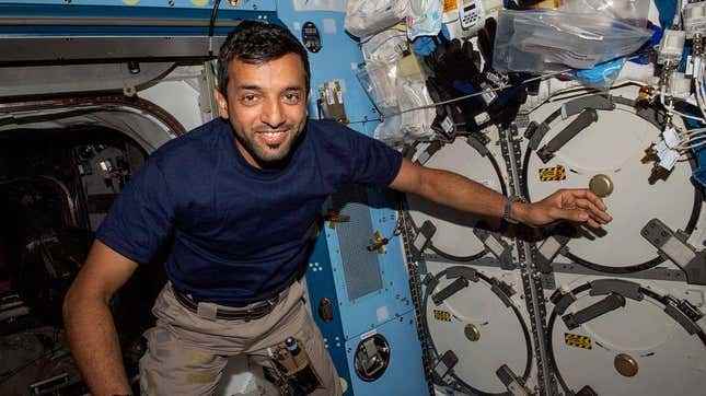 Sefer 68 Uçuş Mühendisi Sultan Alneyadi, Uluslararası Uzay İstasyonu'ndaki ilk haftasında Kibo laboratuvar modülünde.