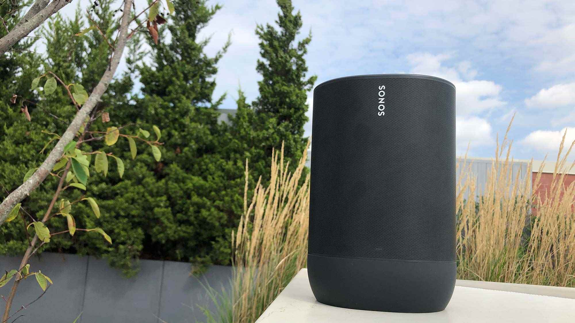 Sonos Move bir arka bahçede test ediliyor
