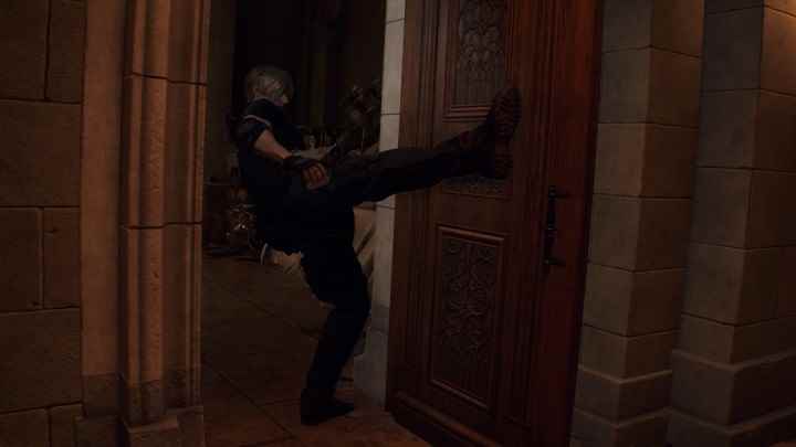 Leon bir kapıyı tekmeleyerek açar.