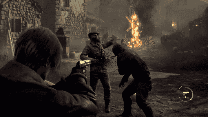 Leon S. Kennedy, Resident Evil 4'ün yeniden çevriminde köylüleri vuruyor.