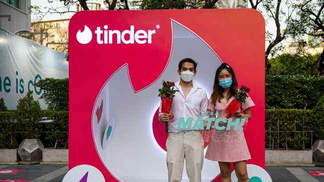 Taylandlı bir çift, 14 Şubat 2022 Sevgililer Günü'nde Bangkok, Tayland'da bir Tinder standında poz veriyor.  Tayland halkı, Tinder sponsorluğunda Trimurti Mabedi'nde düzenlenen bir dua törenine katılıyor. "aşk tapınağı"Sevgililer gününde. 