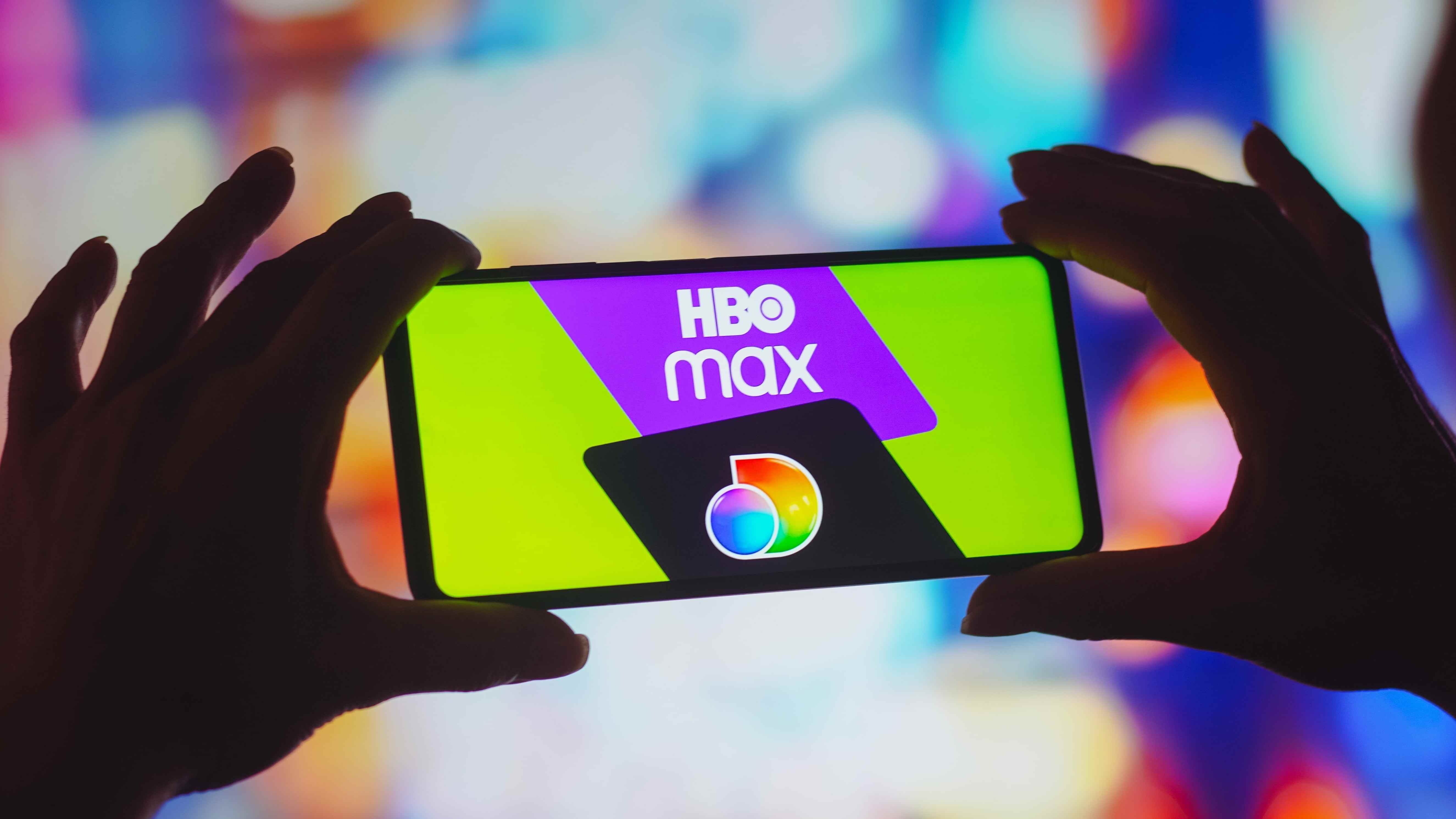 Akıllı telefon ekranında HBO Max ve Discovery Plus logoları