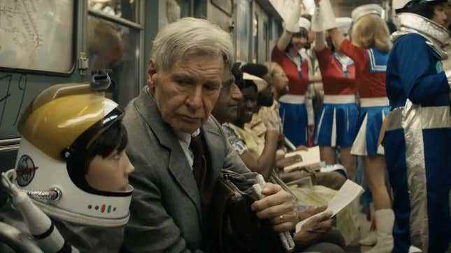 Yaşlı Indiana Jones, astronot kıyafeti giymiş bir çocuğa bakarak bir metro savaşında oturuyor.
