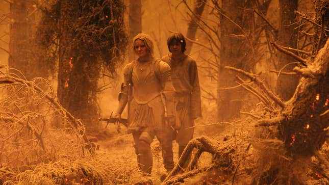 Galadriel ve bir çocuk, Mordor'un kömürleşmiş arazisinde yürüyor.