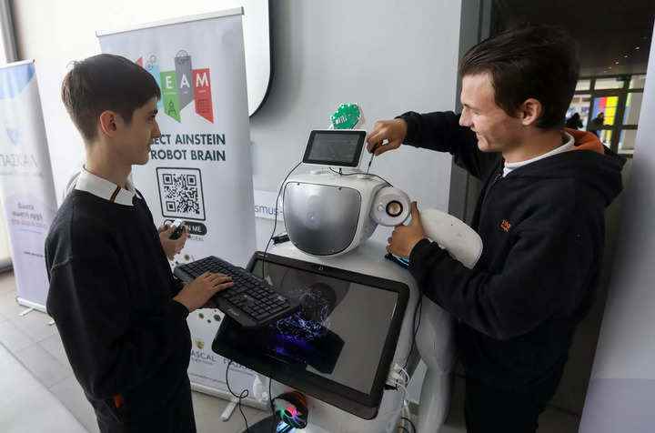 Merhaba Ainstein!  ChatGPT'li robot Kıbrıs'taki sınıfları sallıyor