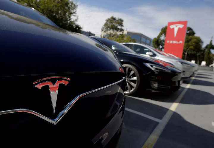 Musk, ileride daha fazla fiyat indirimi sinyali verdiği için Tesla hisseleri batıyor