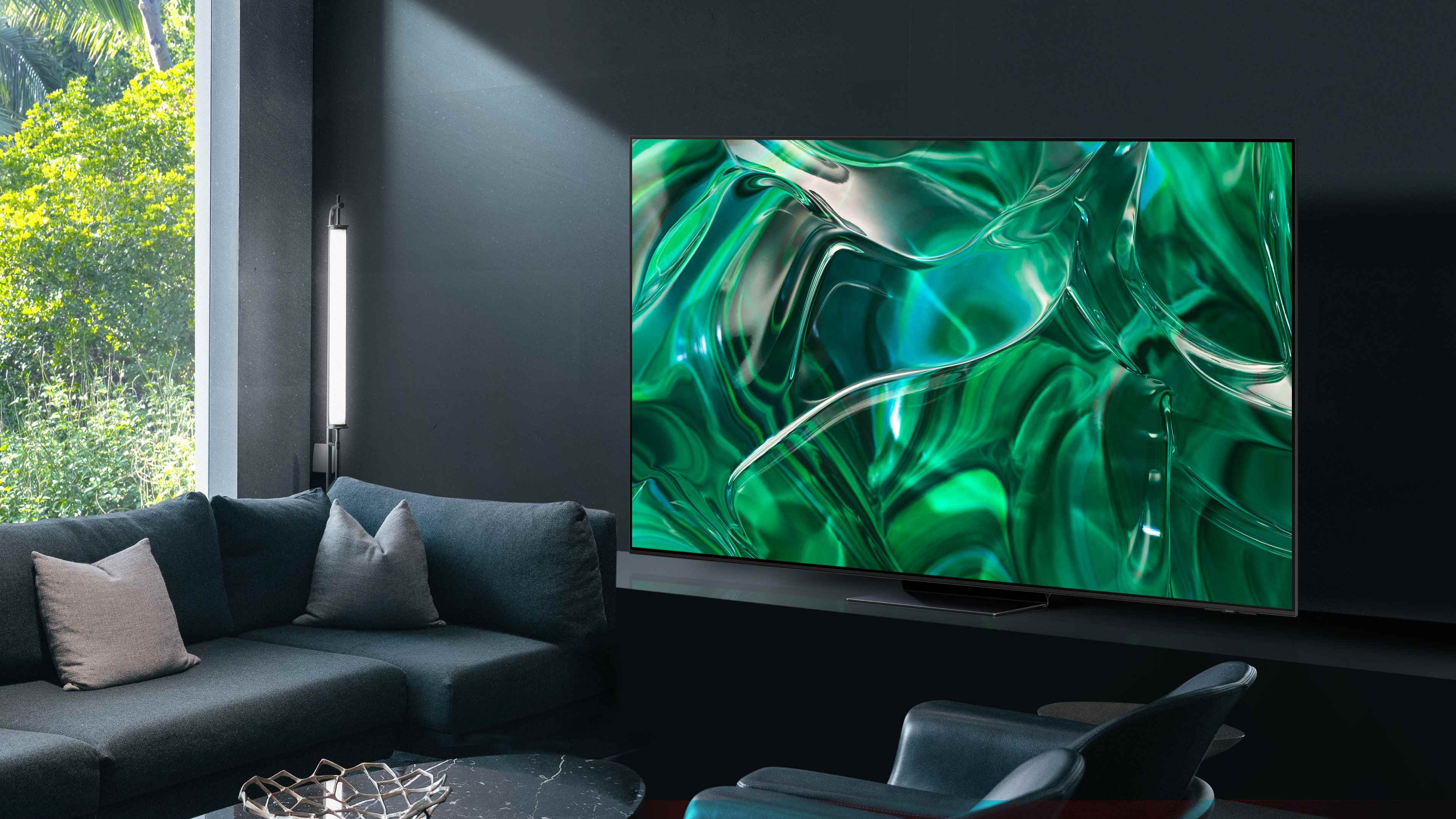 Oturma odasında duran Samsung S95C OLED TV.