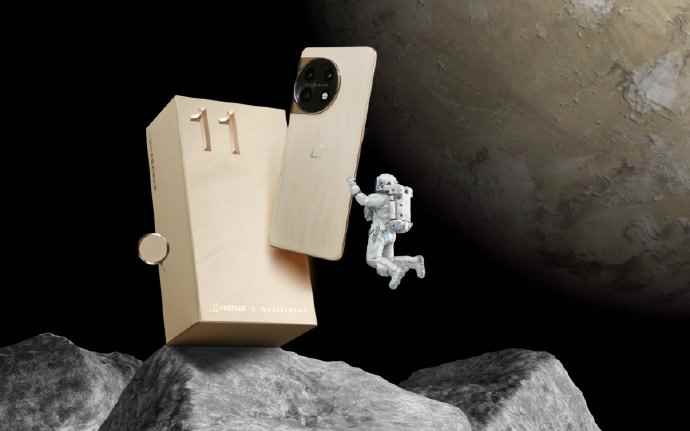 OnePlus 11 Jupiter Rock sürümü, altın tasarımını ve kutusunu sergilerken, bir astronot arka planda astronot memesine benzeyen bir şekilde Jüpiter şakasında sürmek için yüzer.