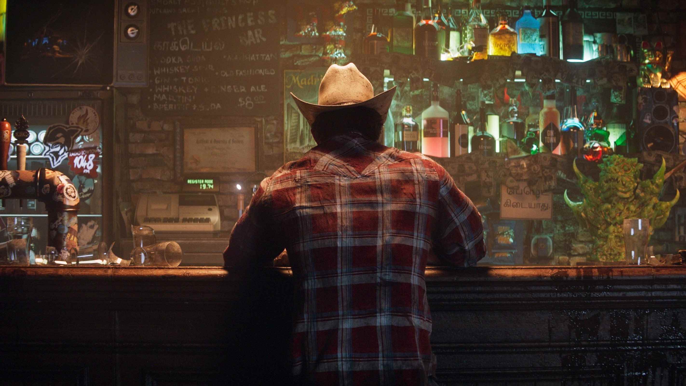 Bir barda oturan Wolverine, sırtı ekrana dönük