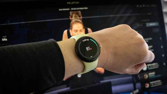 Peloton ile senkronize edilen Pixel Watch'ın bir fotoğrafı 