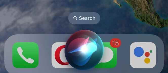 Ekranın altındaki mevcut Siri UI - Siri, iOS 17'de bir adaya sürülebilir