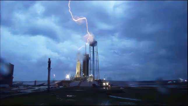 Perşembe akşamı Falcon Heavy fırlatma kulesine yıldırım düştü. 