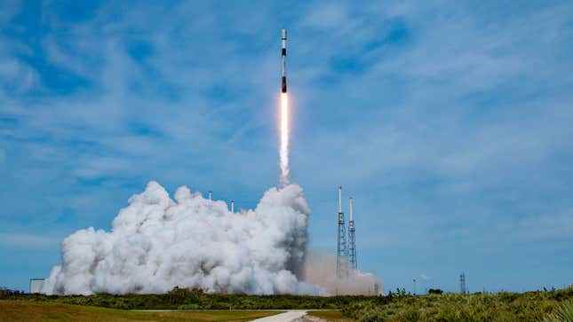 21 Starlink V2 uydusunu teslim etmek için 19 Nisan 2023'te bir Falcon 9 roketi fırlatıldı.