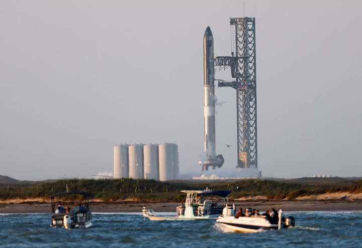 SpaceX'in roket patlaması siteyi yumrukladıktan sonra fırlatma rampası yükseltmeleri çok yakın