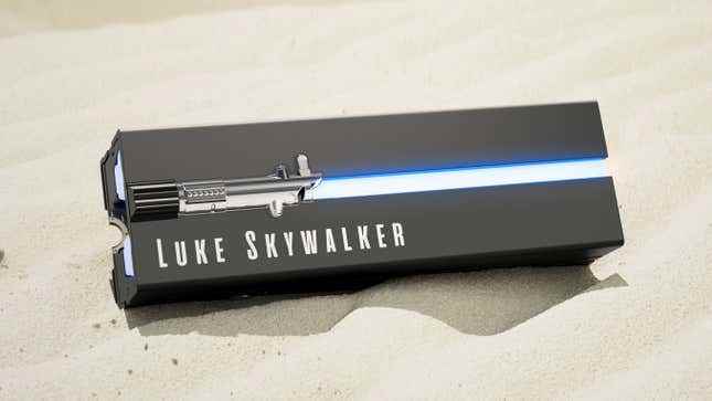 Seagate'in Lightsaber Collection Special Edition FireCuda PCIE Gen4 NVMe SSD'si, Luke Skywalker ön yüzü bir kum yığınının üzerinde duruyor.