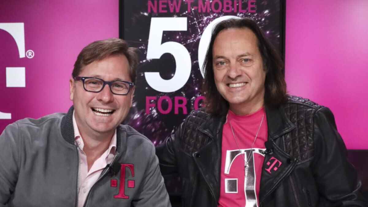 Solda mevcut T-Mobile CEO'su Mike Sievert, sağda eski CEO John Legere - T-Mobile, canlı sohbet desteğiyle en un-carrier hamlesini yapıyor