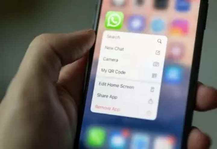 WhatsApp yakında iPhone kullanıcılarının durum güncellemelerini Facebook Stories'de paylaşmasına izin verebilir