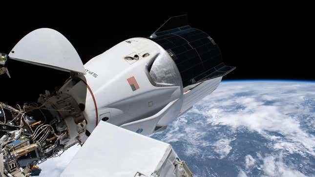 Bir SpaceX Crew Dragon, 27 Şubat 2021'de uyum modülüne kenetlendi. 